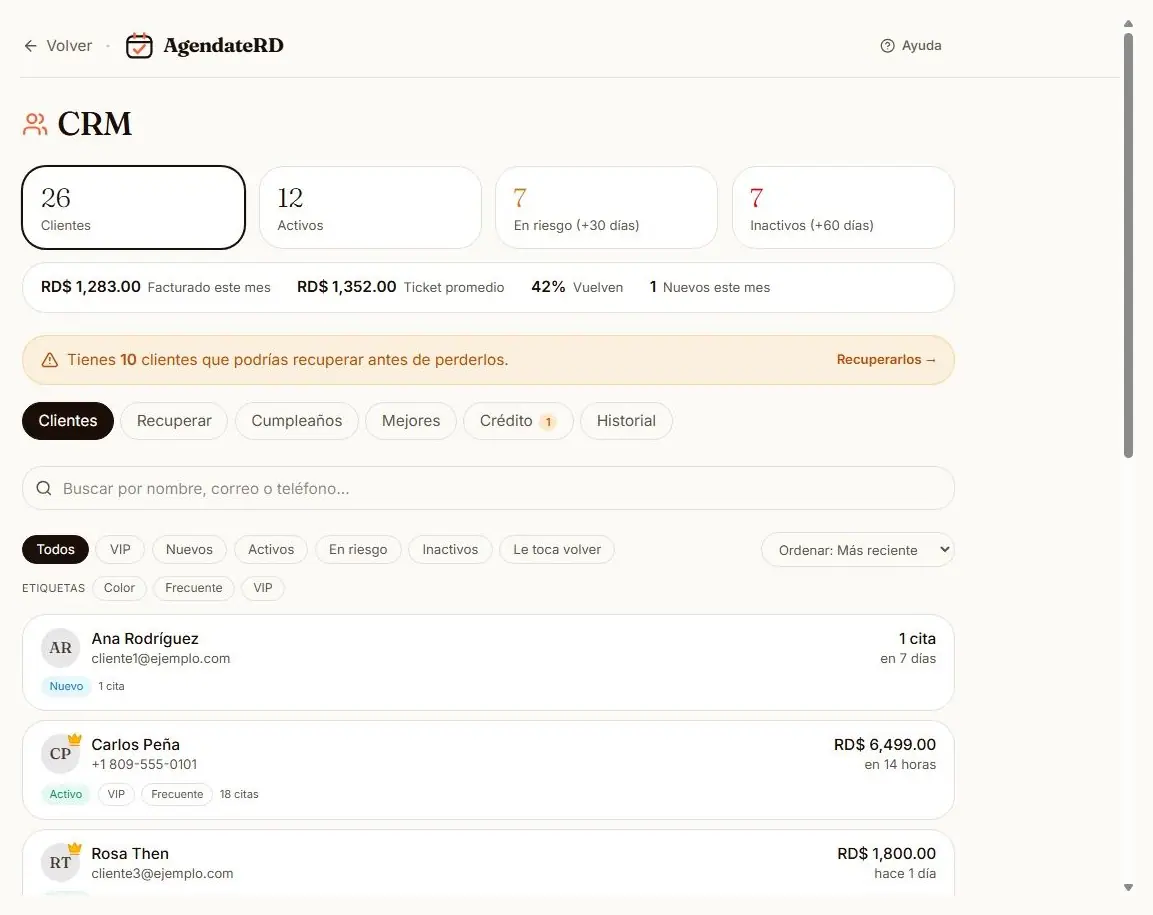 Directorio de clientes del CRM con los segmentos activos, en riesgo e inactivos